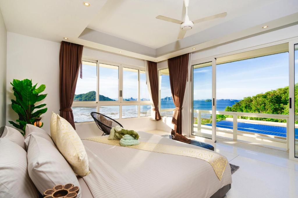 D-Lux Breath taking 5 bed sea view villa in Ao Po