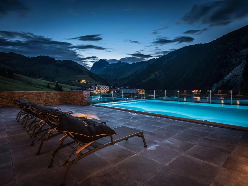 AlpenParks Hotel & Apartment Arlberg Warth mit Pool, hotel en Warth am Arlberg