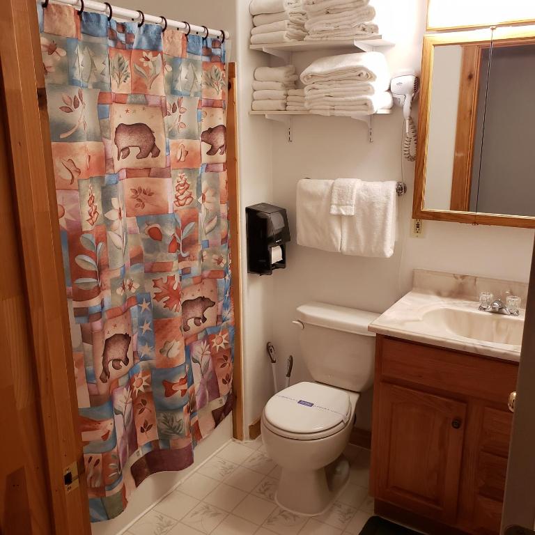 Wolf Den Log Cabin Motel and RV Park photo