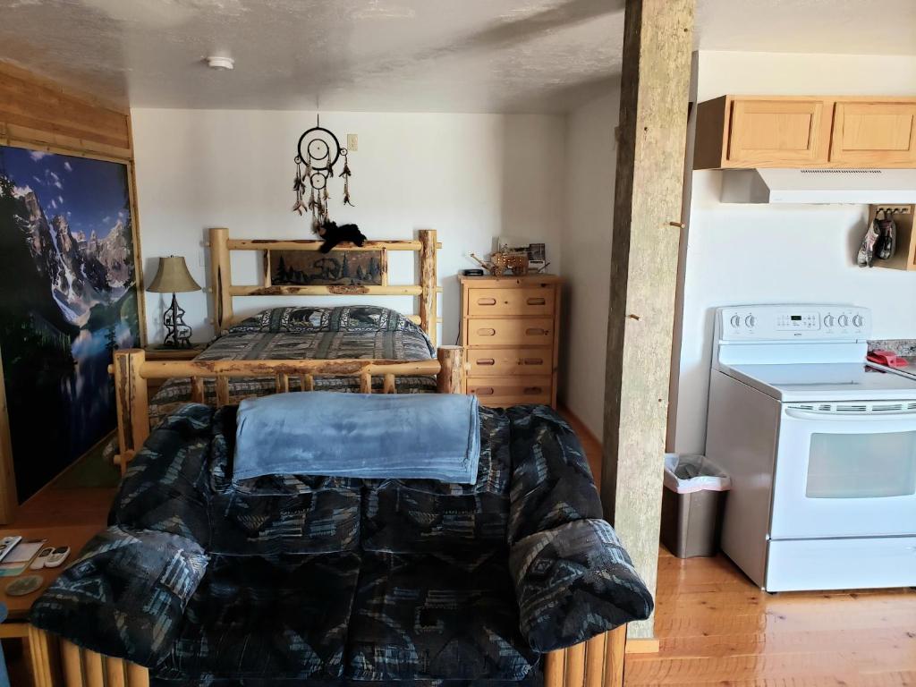Wolf Den Log Cabin Motel and RV Park photo