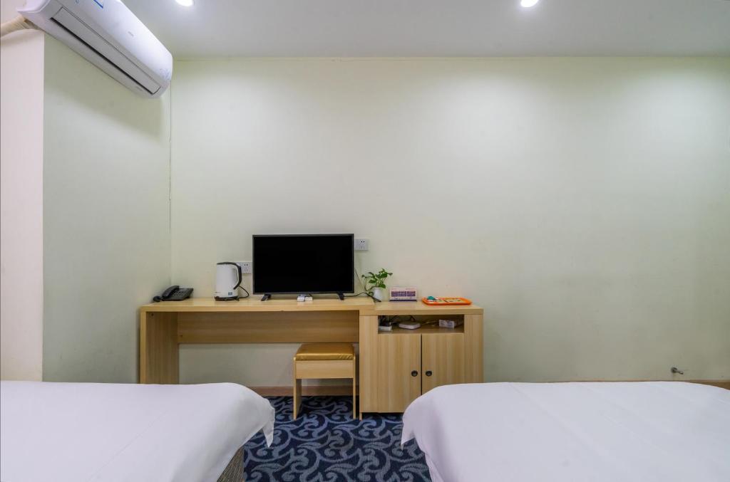 Shared lounge/TV area