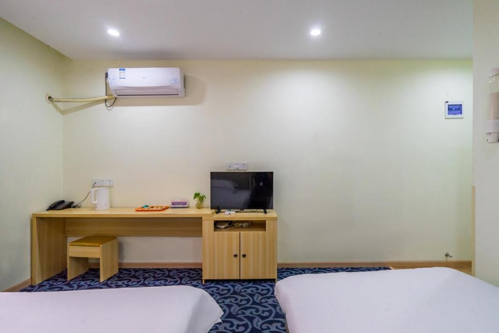 Shared lounge/TV area