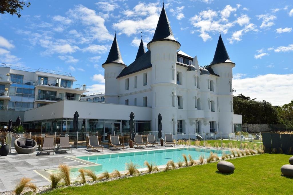Hotel Chateau des Tourelles, Thalasso et piscine d'eau de mer chauffee — Hotel in Pornichet