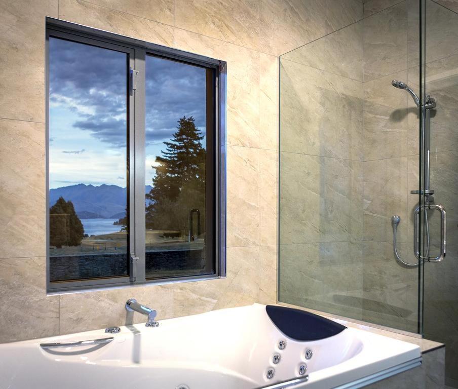 Bathroom, Golfcourse Road Chalets and Lodge in Wanaka
