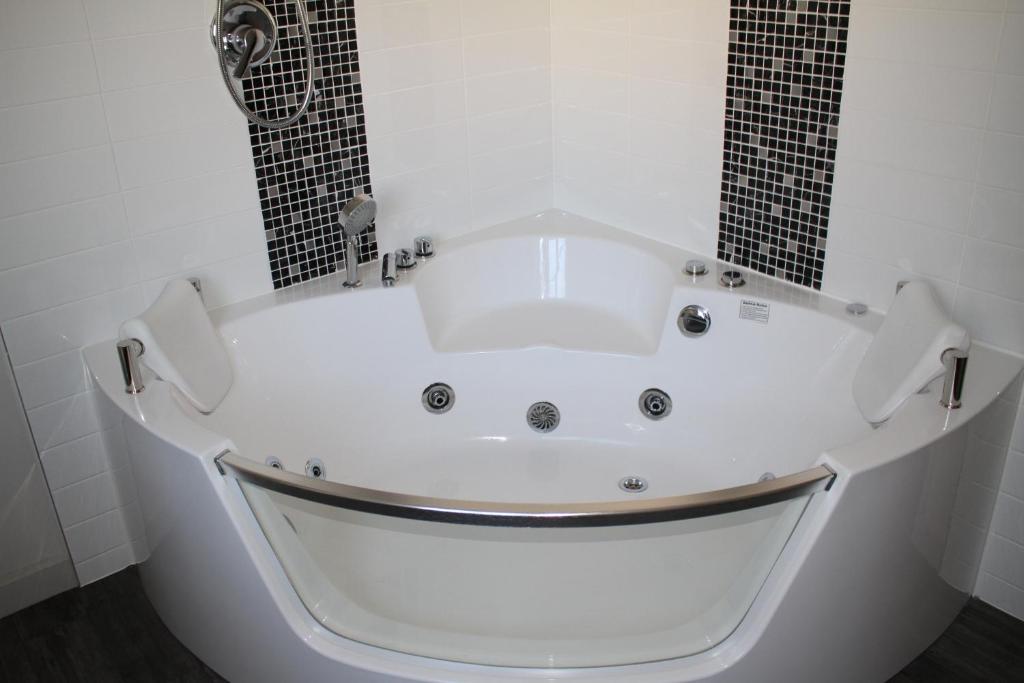 Birchwood Manor Motel