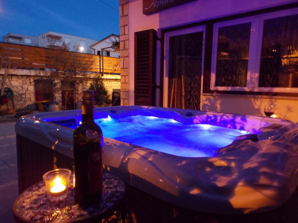 Apartment with private garden, hot tub, WiFi, SAT TV, Klima, near beach, Njivice