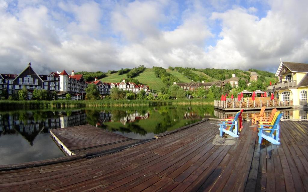 Slopeside Blue Mountain Condo - Wifi Linens Towels Ski In Out 전경
