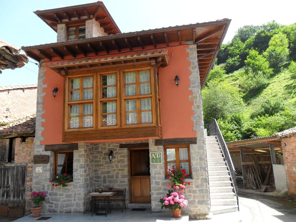 Apartamentos Rurales Los Villares — Hotel in Colunga