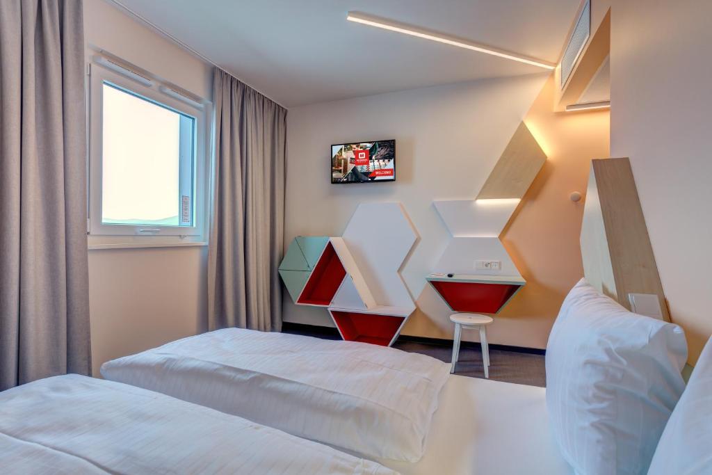 MEININGER Hotel Heidelberg Hauptbahnhof photo