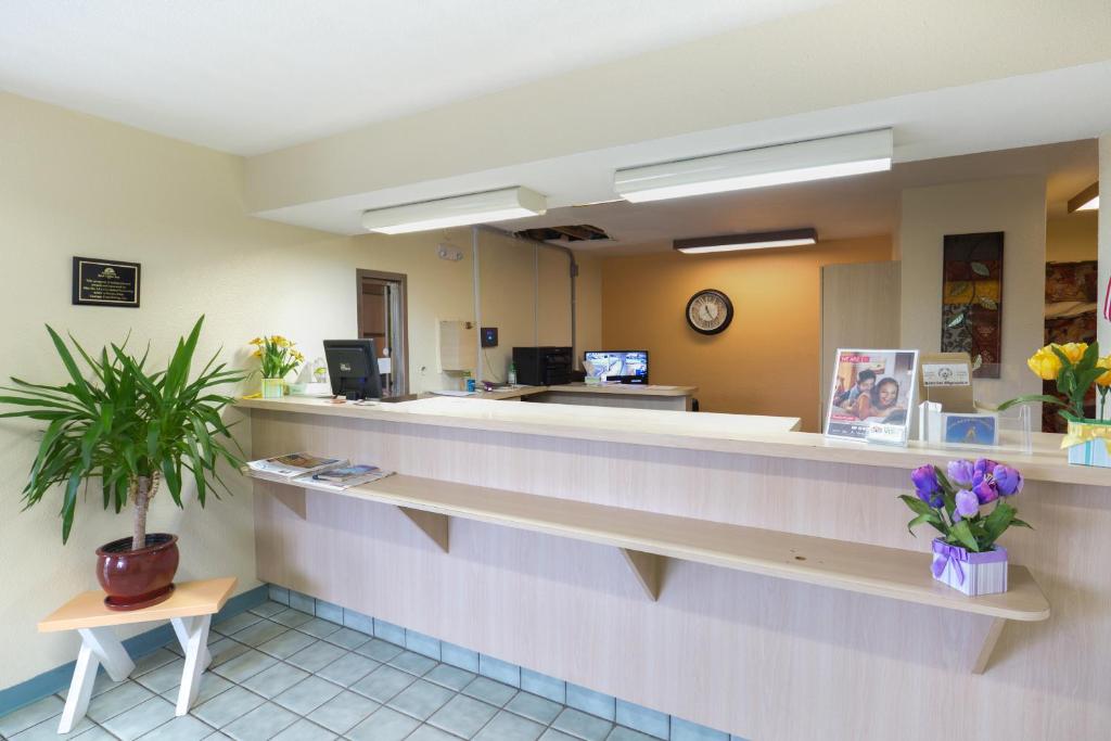 Days Inn by Wyndham New Philadelphia photo