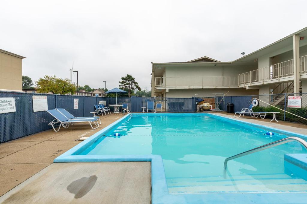 Days Inn by Wyndham New Philadelphia photo