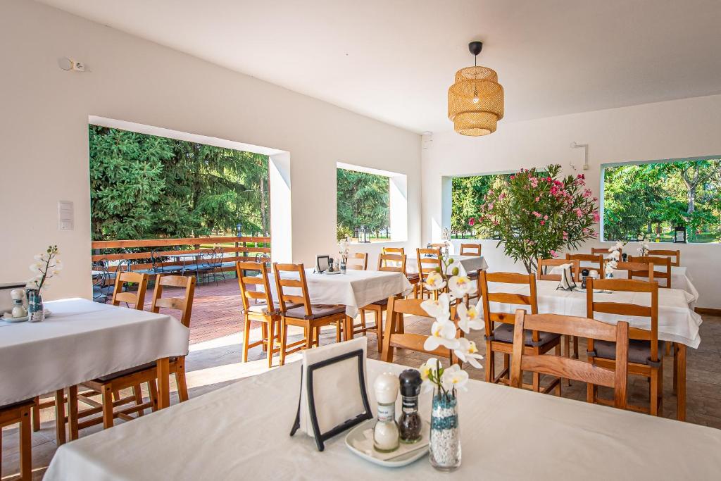 โรงแรมเฮอร์เซก อูดวาร์ฮาซ พอรอสโล (Hotel Herczeg Udvarhaz Poroszlo)