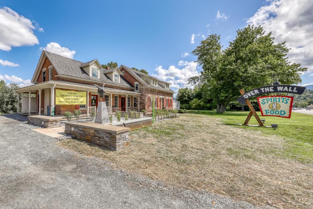Stowe Mountain Road Getaway — Hotel in Stowe (VT)