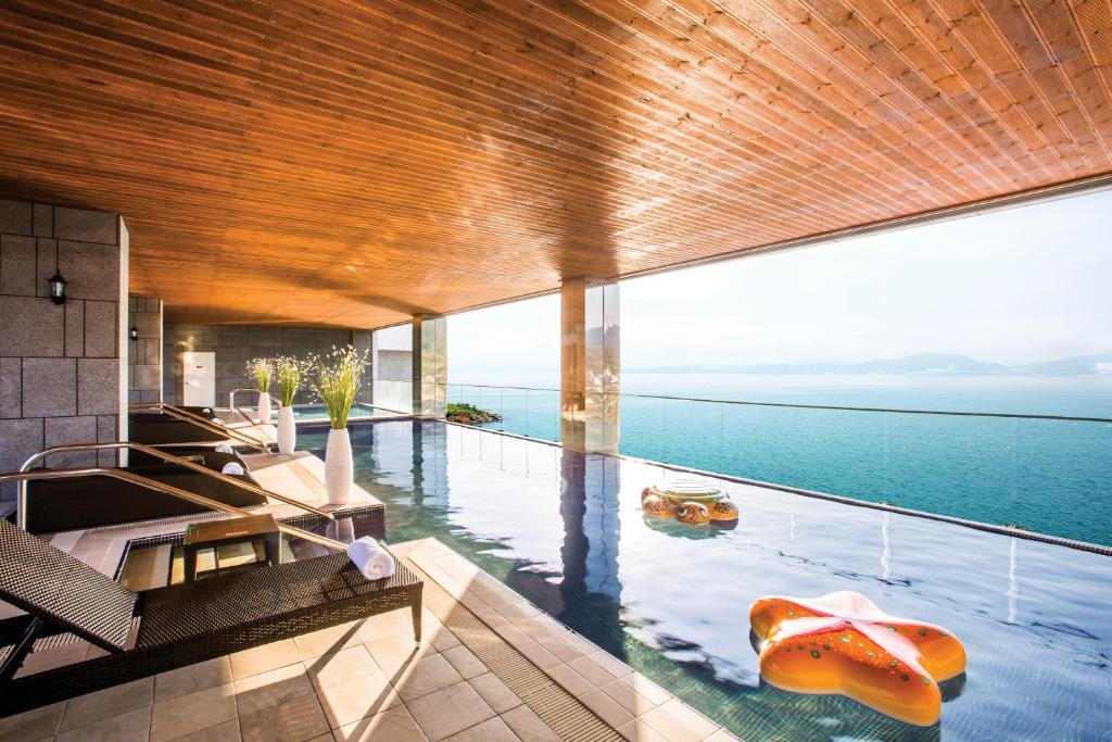 Swimming pool, Hidden Bay Hotel. in Yeosu-si