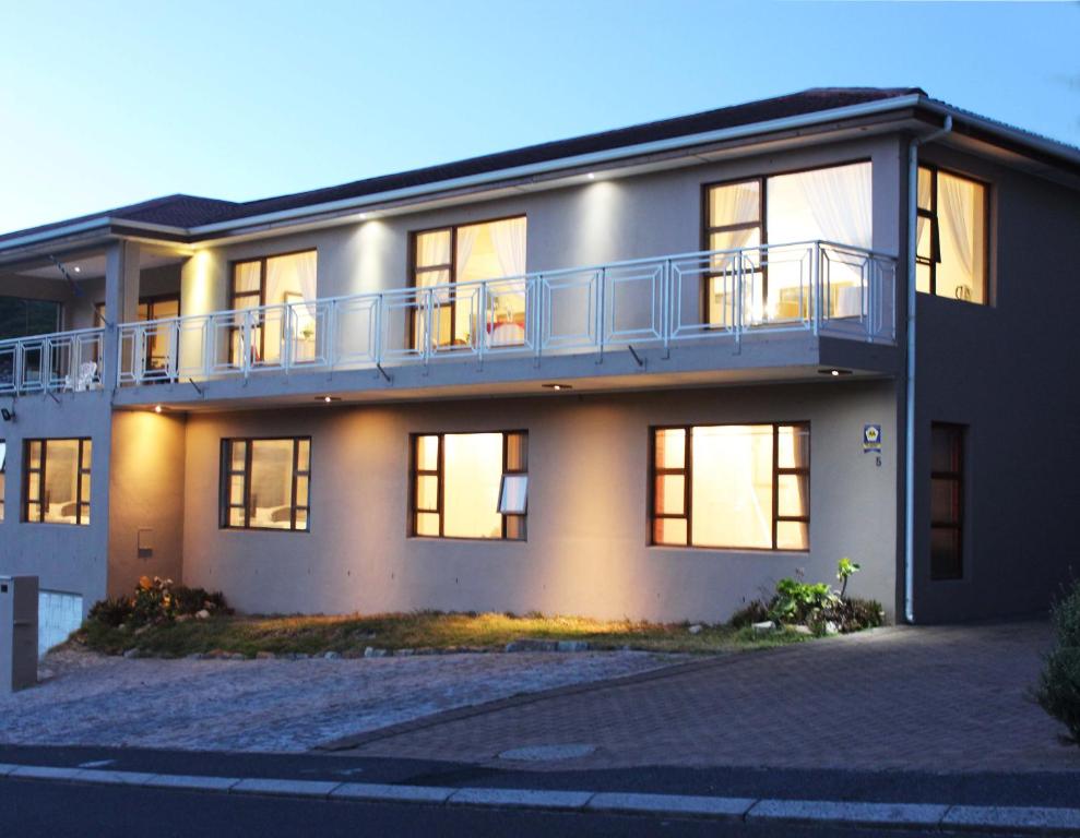 15 On Penguin Guest House photo