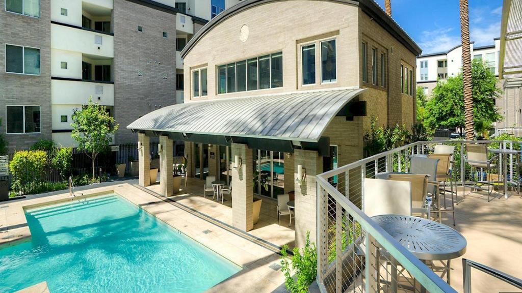 Shopping & Dining 1 Mile - 24 Hour Pool with Parking - 4037 photo