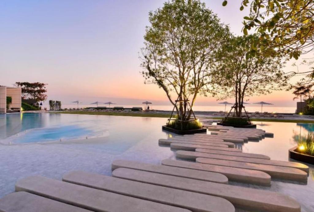 Stunning sunset on 30th floor beach front@Veranda photo