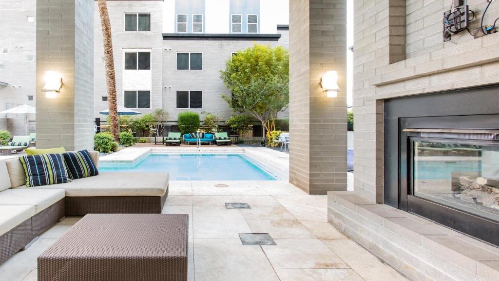 Shopping & Dining 1 Mile - 24 Hour Pool with Parking - 4037 photo