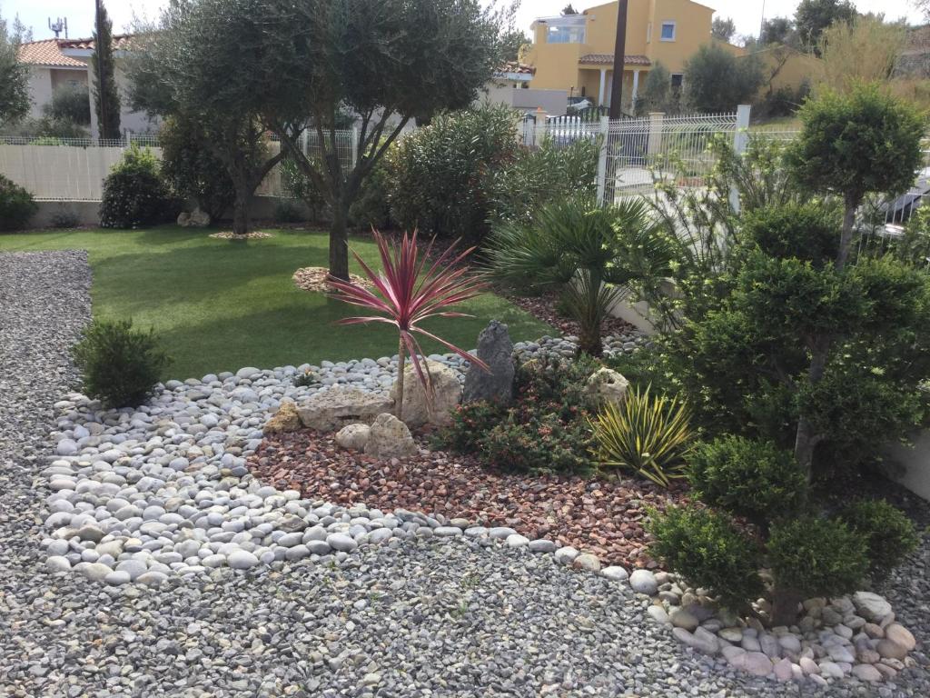 Detente, soleil et jardin photo