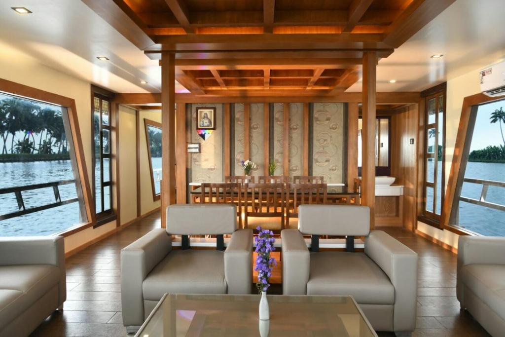 Upper Deck Houseboats photo
