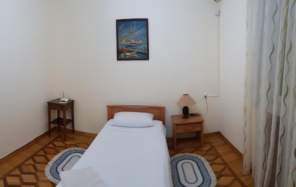 Crown Deluxe Apartment on Nizami Street photo