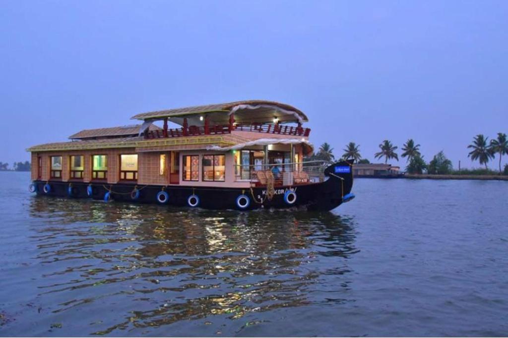 Upper Deck Houseboats