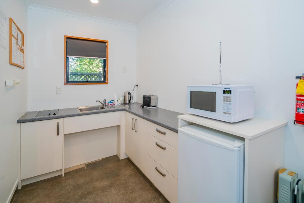 Kitchen, Bayside Motel Whitianga in Whitianga