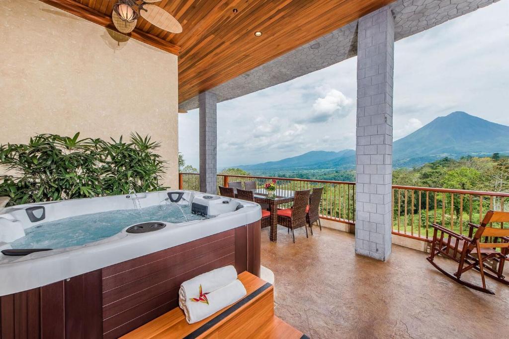 เดอะ สปริง รีสอร์ต แอนด์ สปา แอท อาเรนัล (The Springs Resort & Spa at Arenal)