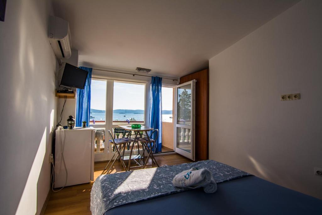 Sobe RoLo uz more — Hotel in Biograd na Moru
