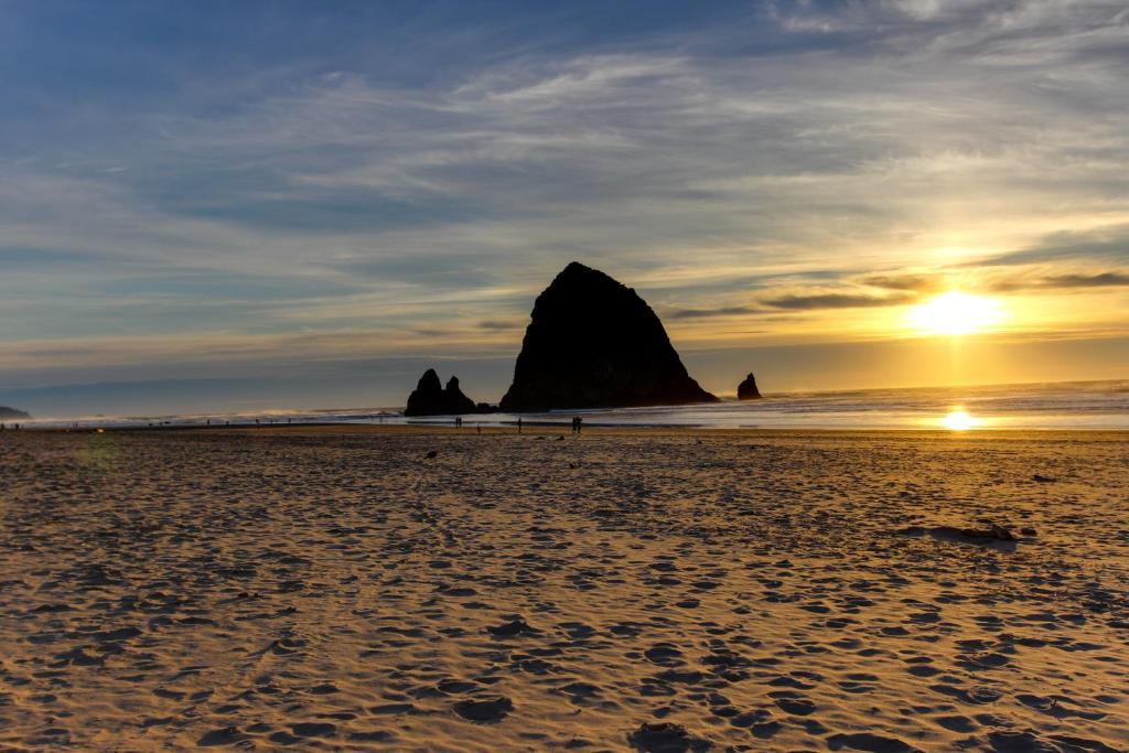 Beaches Inn | Puffins Place Cabana photo