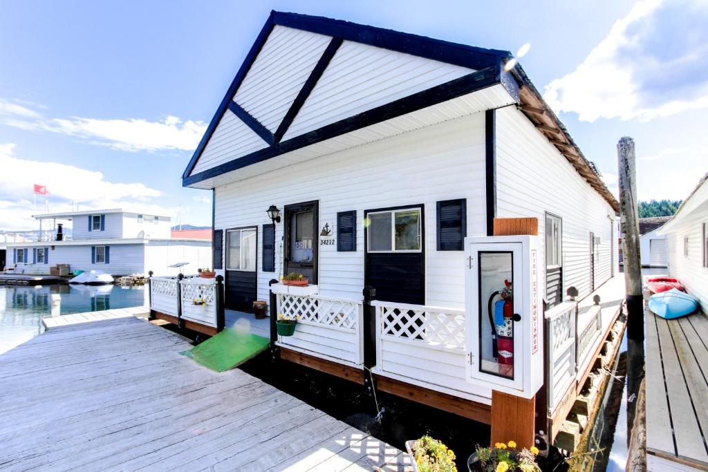 Scenic Bay Float Home Hideaway, Athol