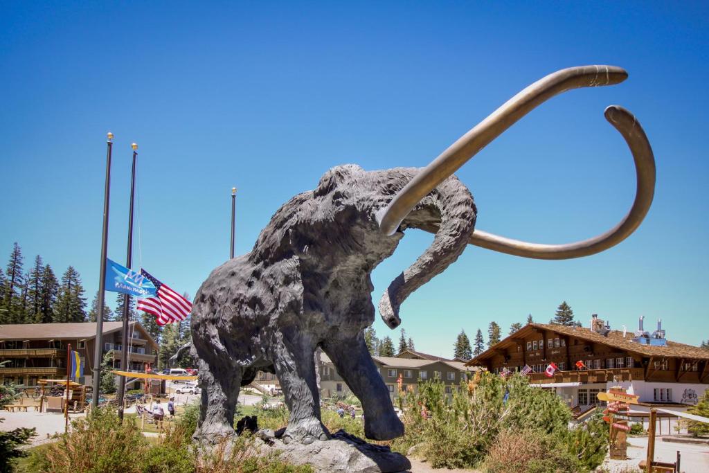 Mammoth Ski & Racquet 124, Mammoth Lakes