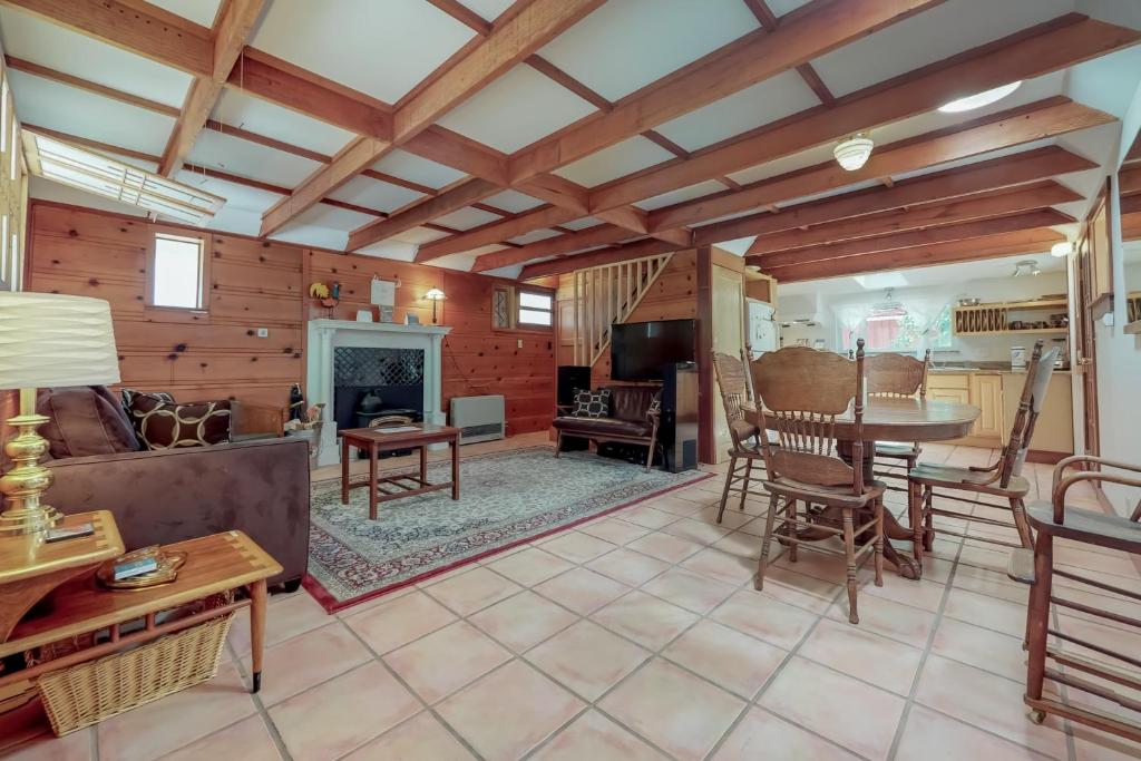 Fife Cottage — Hotel in Guerneville (CA)