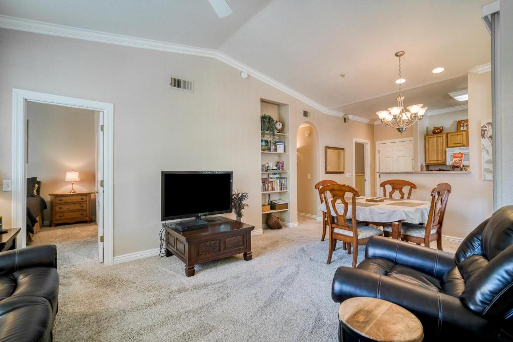 Pristine Top Floor Condo With Access To Clubhouse & Pools