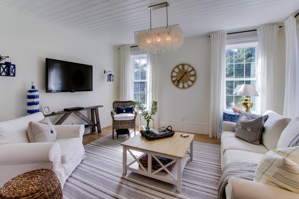 The Lighthouse at Starfish Cove, Agate Beach