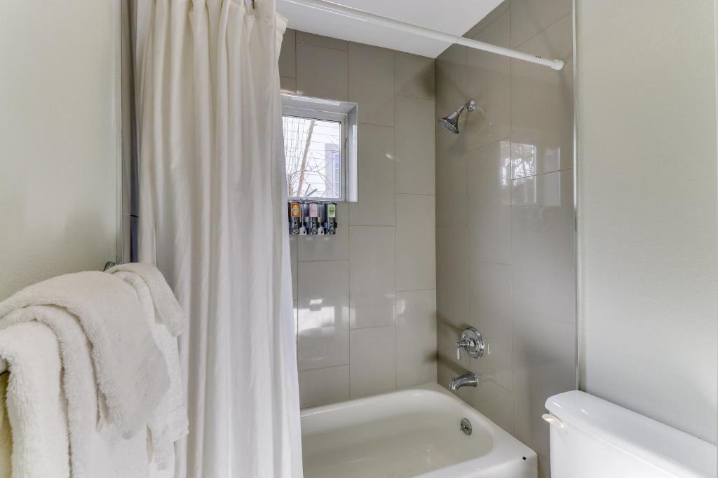Mercer Island- Mt Saint Helens Room photo