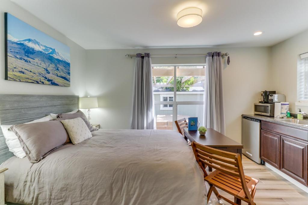 Mercer Island- Mt Saint Helens Room photo