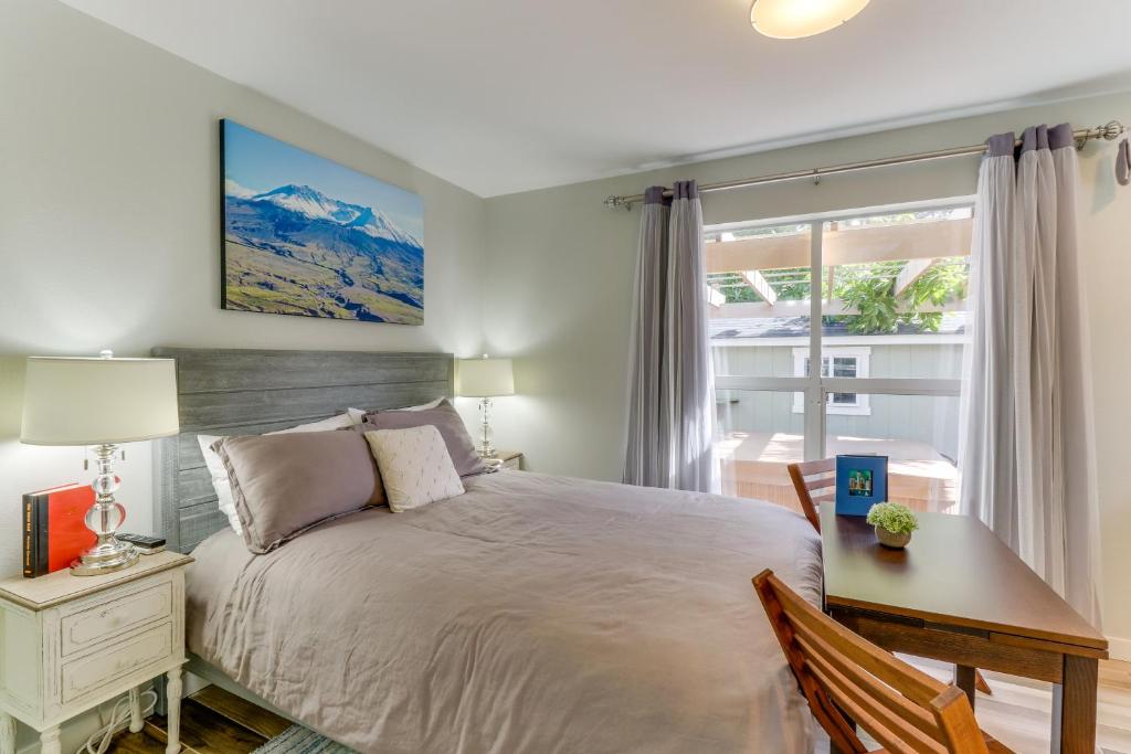 Mercer Island- Mt Saint Helens Room photo