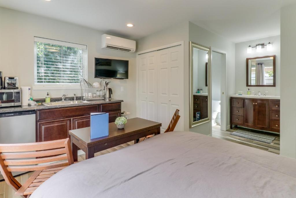 Mercer Island- Mt Saint Helens Room photo