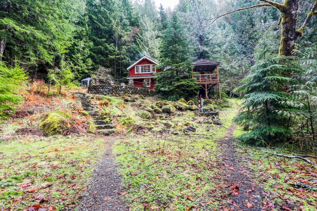 Swedish Stuga Vacation Rental — Hotel in Rhododendron