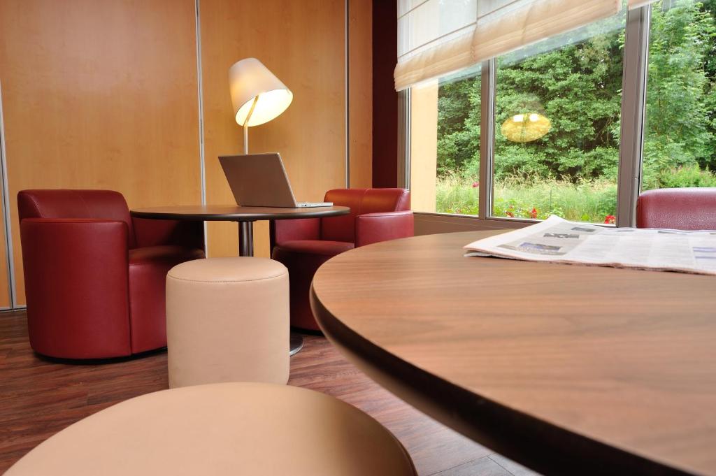 키리아드 세단의 세련된 로비 이미지