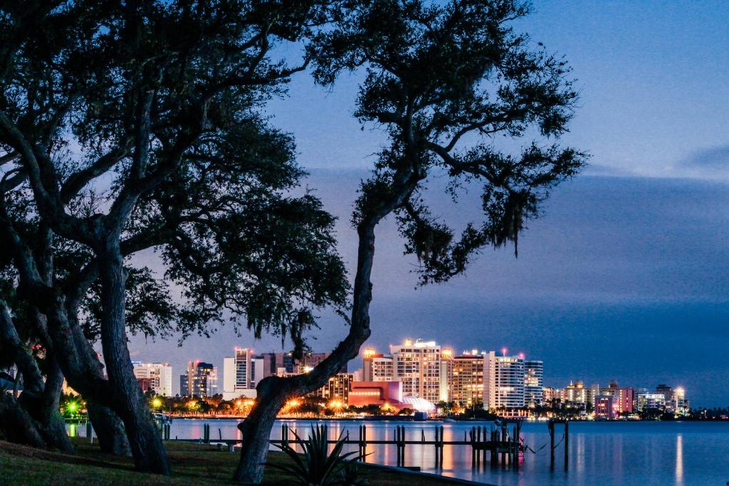 薩拉索塔 (FL)Sunsetter on Sapphire Shores Agoda 提供行程前一刻網上即時優惠價格訂房服務