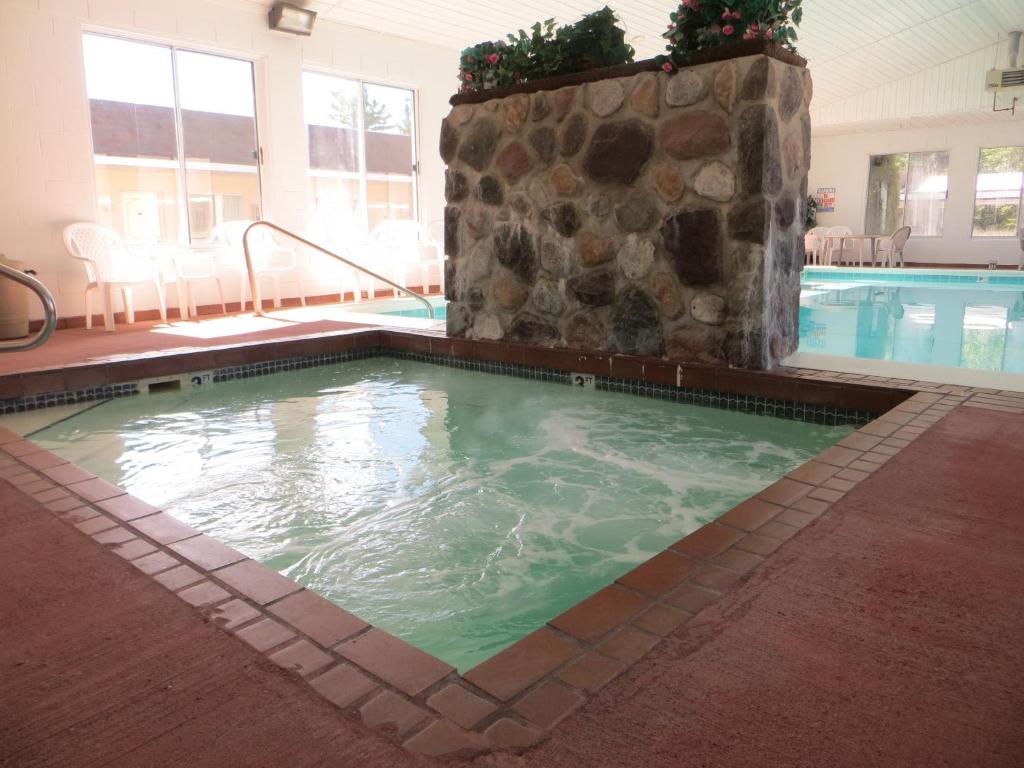 Waterfront Inn Mackinaw City Photo 7