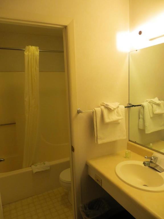 Waterfront Inn Mackinaw City Photo 9