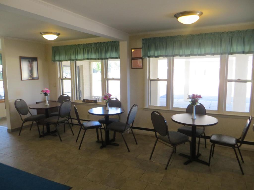 Waterfront Inn Mackinaw City Photo 14