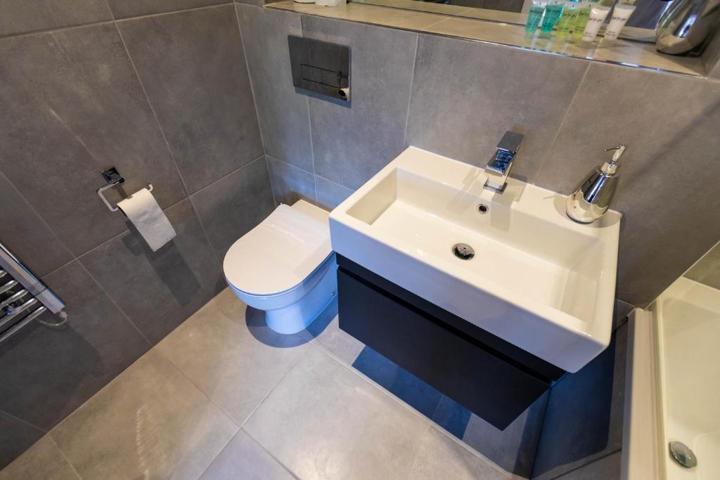 Watford Apartments Century House, Self Contained Units photo