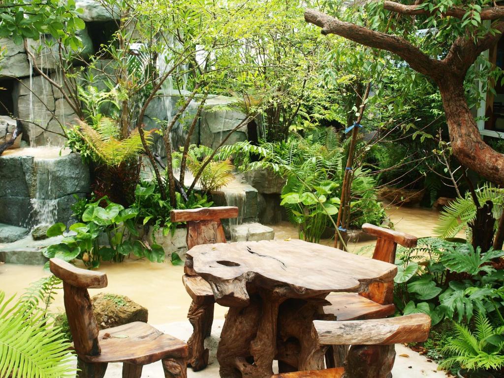 Shared lounge/TV area