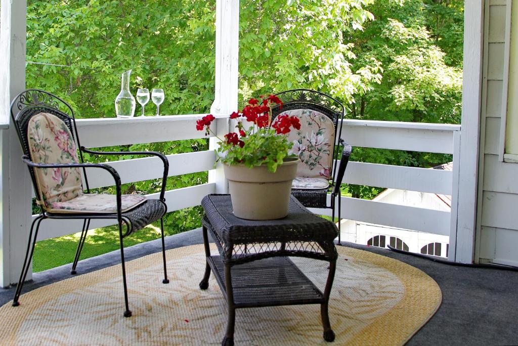 Glass Magnolia Bed & Breakfast photo
