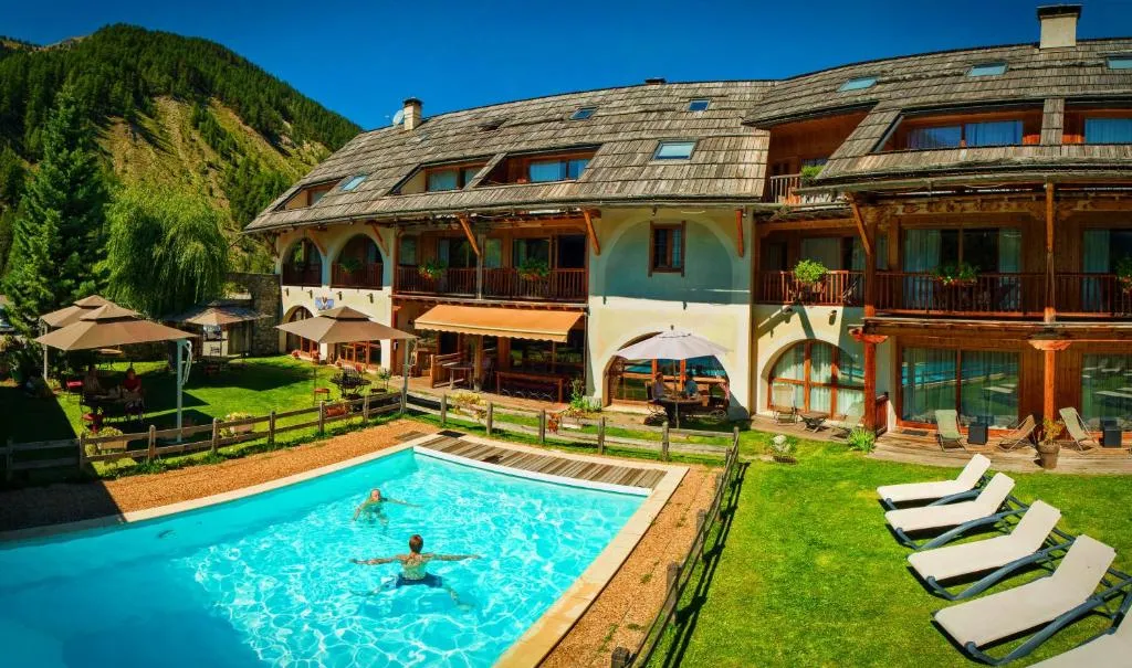Hôtel & Spa La Ferme de l'Izoard，位于阿尔维厄的酒店