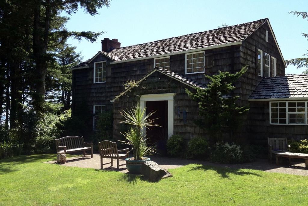 Whispering Seas with Hot Tub!, Newport